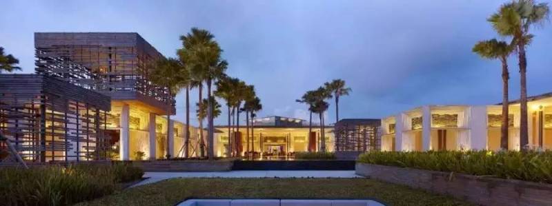 灯光渲染下的度假村与自然共生