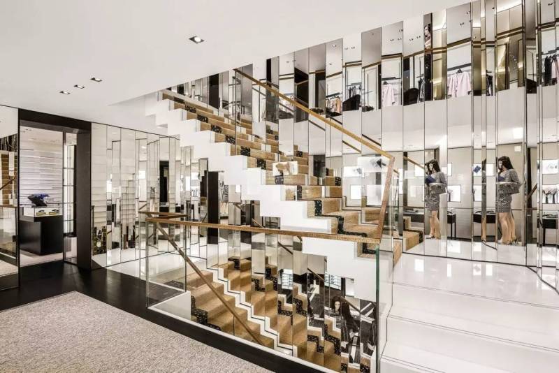 LV、FENDI、DIOR、CHANEL、阿玛尼、宝格丽这些专卖店的设计者，居然是位机车大叔