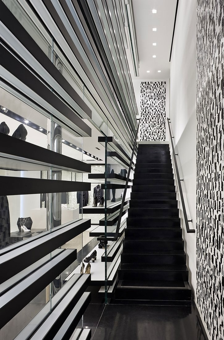 LV、FENDI、DIOR、CHANEL、阿玛尼、宝格丽这些专卖店的设计者，居然是位机车大叔