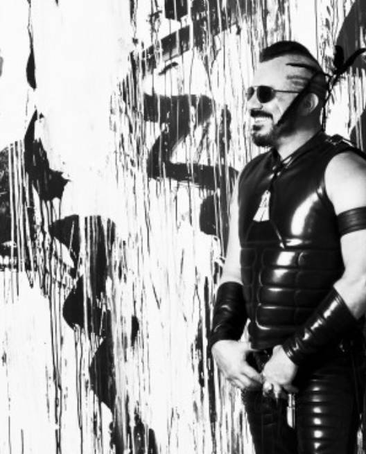 LV、FENDI、DIOR、CHANEL、阿玛尼、宝格丽这些专卖店的设计者，居然是位机车大叔