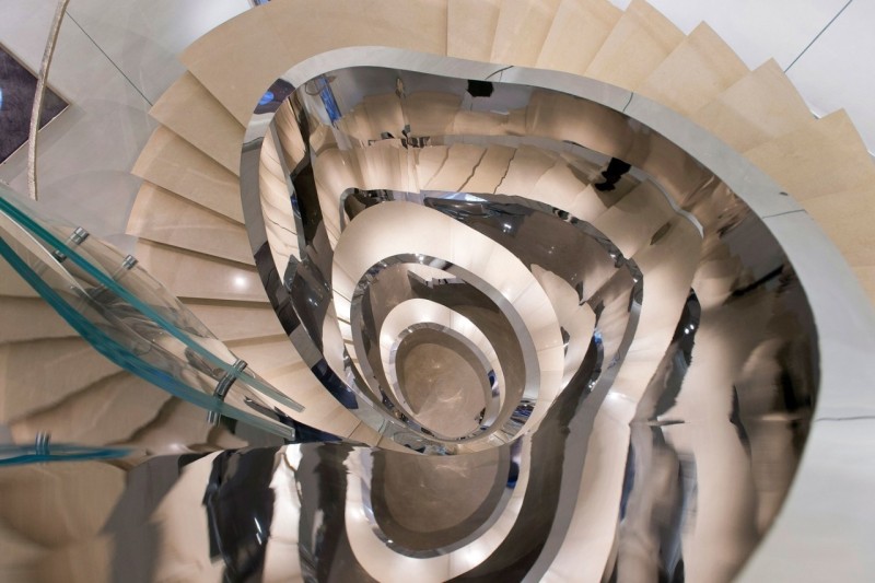 LV、FENDI、DIOR、CHANEL、阿玛尼、宝格丽这些专卖店的设计者，居然是位机车大叔