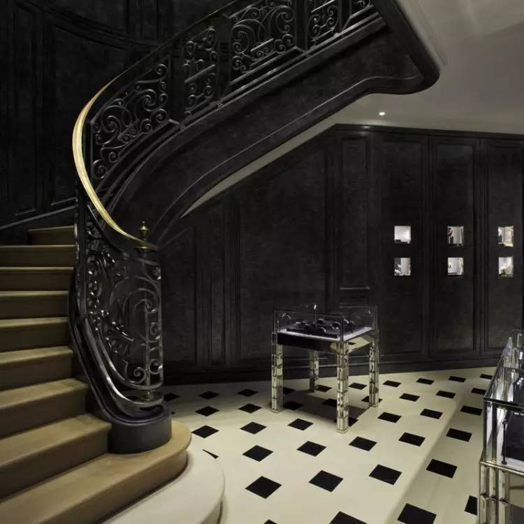 LV、FENDI、DIOR、CHANEL、阿玛尼、宝格丽这些专卖店的设计者，居然是位机车大叔