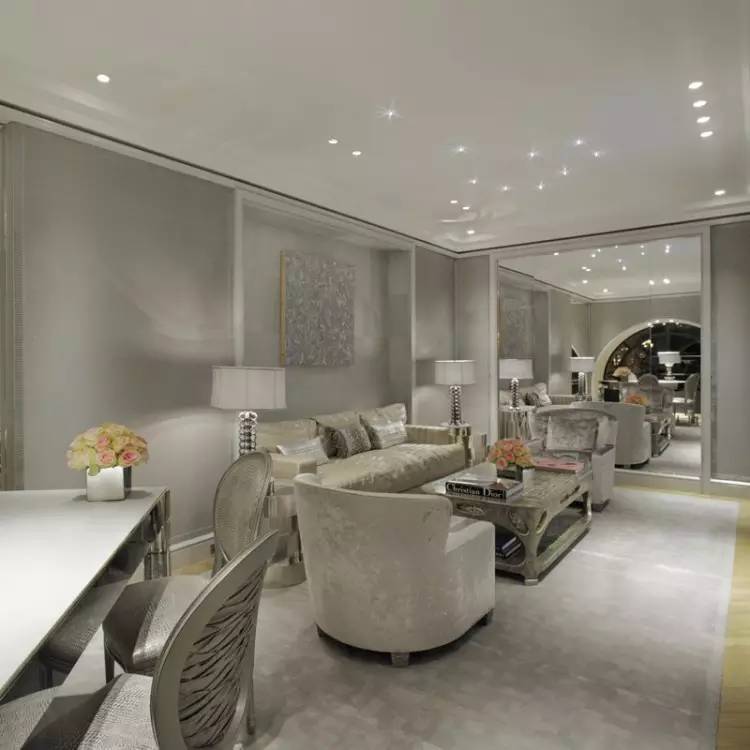 LV、FENDI、DIOR、CHANEL、阿玛尼、宝格丽这些专卖店的设计者，居然是位机车大叔