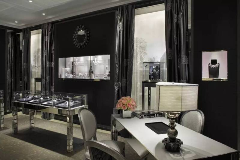 LV、FENDI、DIOR、CHANEL、阿玛尼、宝格丽这些专卖店的设计者，居然是位机车大叔