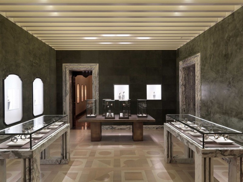 LV、FENDI、DIOR、CHANEL、阿玛尼、宝格丽这些专卖店的设计者，居然是位机车大叔