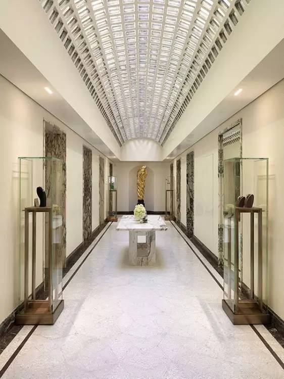 LV、FENDI、DIOR、CHANEL、阿玛尼、宝格丽这些专卖店的设计者，居然是位机车大叔