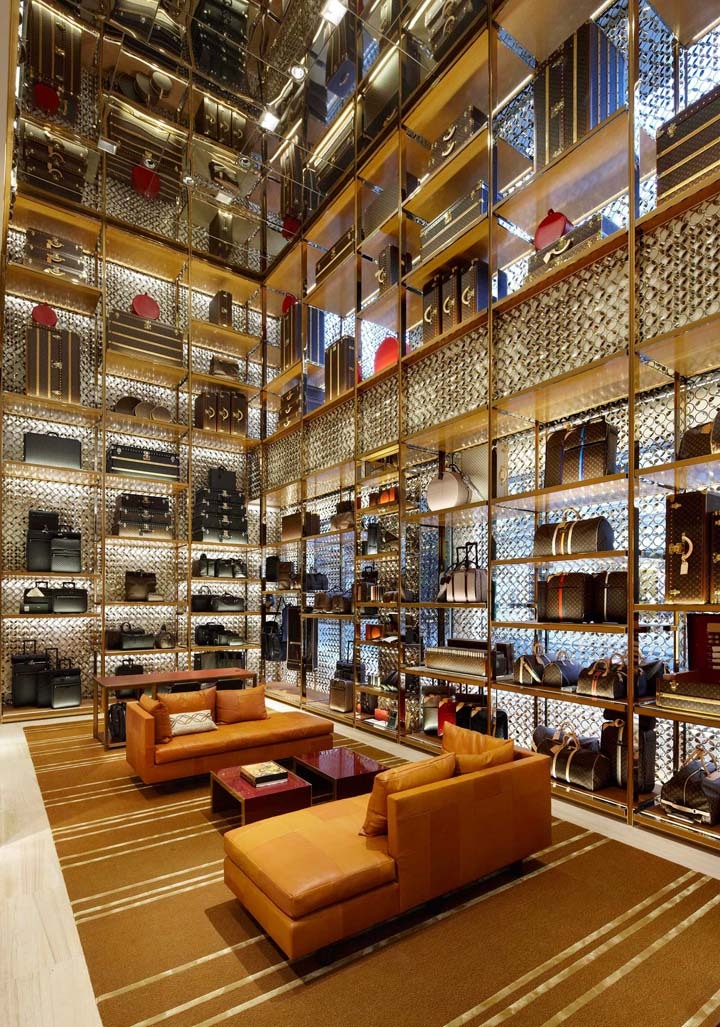 LV、FENDI、DIOR、CHANEL、阿玛尼、宝格丽这些专卖店的设计者，居然是位机车大叔