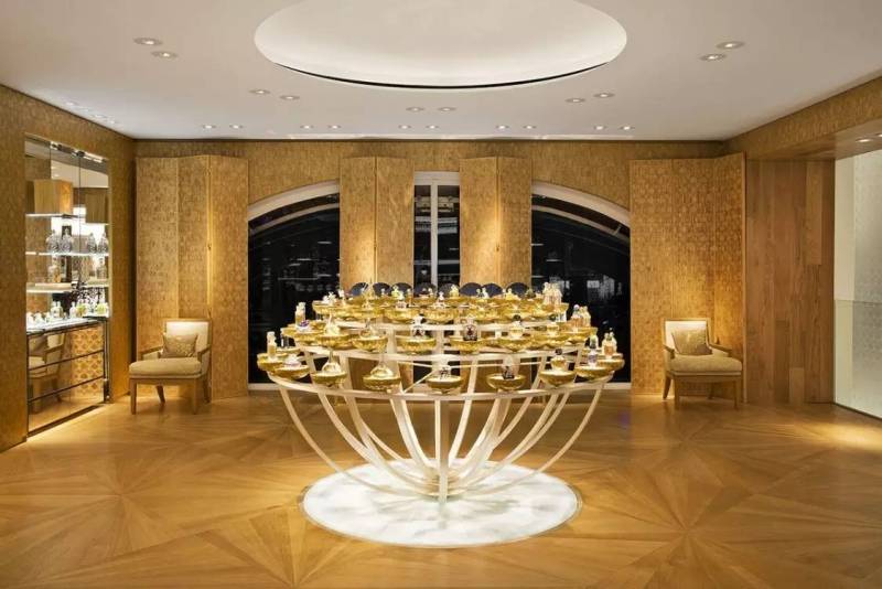 LV、FENDI、DIOR、CHANEL、阿玛尼、宝格丽这些专卖店的设计者，居然是位机车大叔