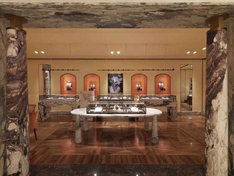 LV、FENDI、DIOR、CHANEL、阿玛尼、宝格丽这些专卖店的设计者，居然是位机车大叔