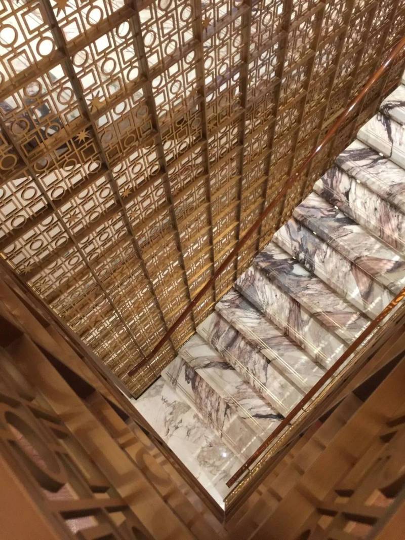 LV、FENDI、DIOR、CHANEL、阿玛尼、宝格丽这些专卖店的设计者，居然是位机车大叔