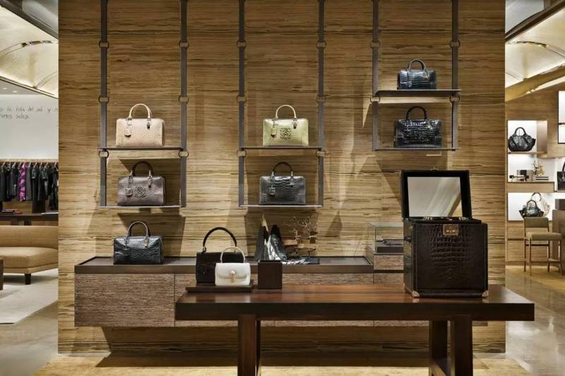 LV、FENDI、DIOR、CHANEL、阿玛尼、宝格丽这些专卖店的设计者，居然是位机车大叔