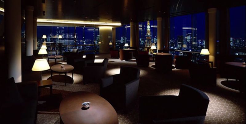 旋转餐厅的景观玻璃反光，到底是玻璃的错还是灯光的错？