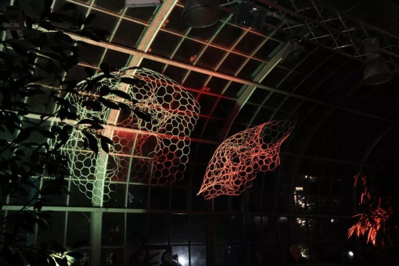 那些从城市中崛起的发光生物装置