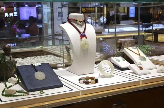 如何让珠宝更具魅力？灯光设计是关键