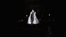 那些从城市中崛起的发光生物装置