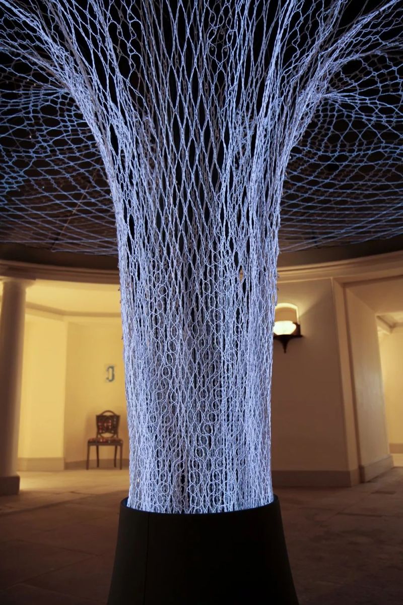 那些从城市中崛起的发光生物装置