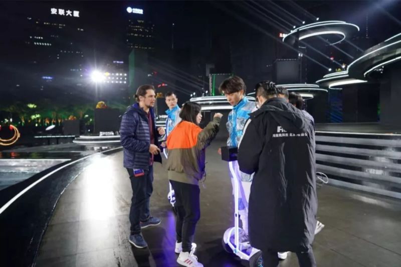 猪年央视春晚深圳分会场惊现利亚德“科技之琴”