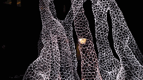 那些从城市中崛起的发光生物装置