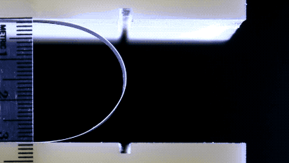 折叠屏内折外折哪个更难？量产还需解决哪些问题？