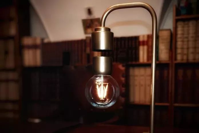 超吸睛！摇摇晃晃的下悬浮灯泡！