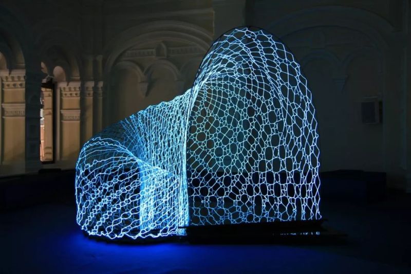 那些从城市中崛起的发光生物装置