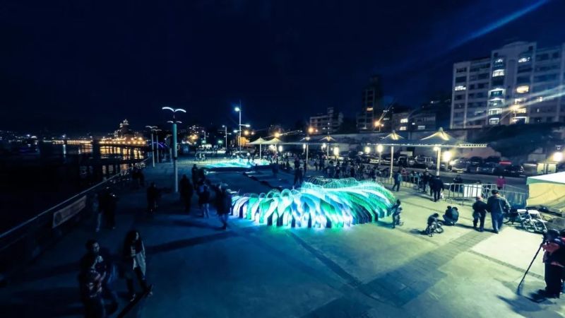 那些从城市中崛起的发光生物装置