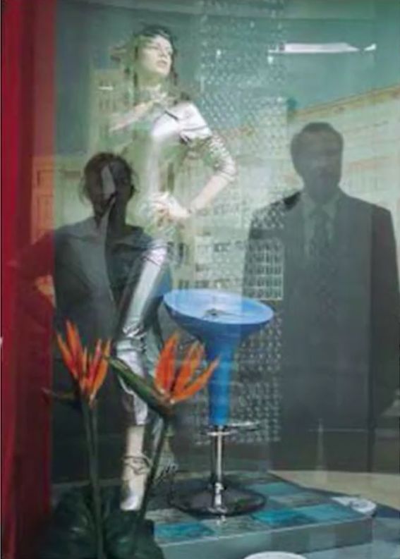 旋转餐厅的景观玻璃反光，到底是玻璃的错还是灯光的错？