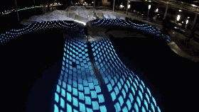 那些从城市中崛起的发光生物装置