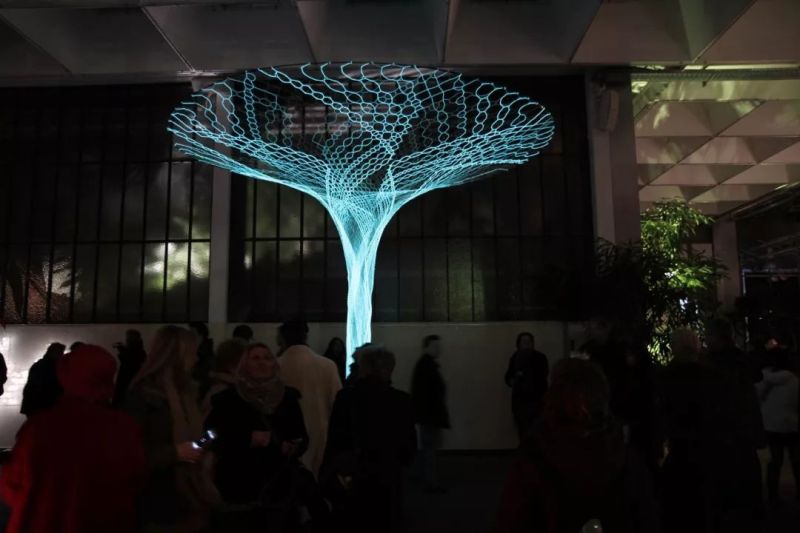 那些从城市中崛起的发光生物装置