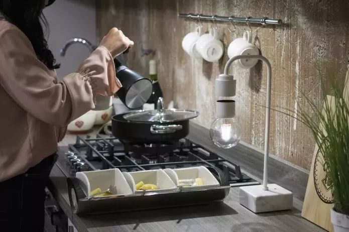 超吸睛！摇摇晃晃的下悬浮灯泡！