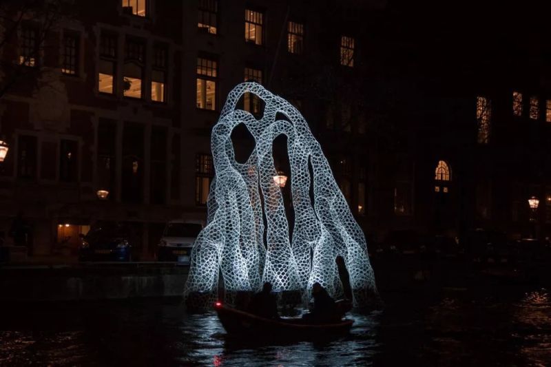 那些从城市中崛起的发光生物装置