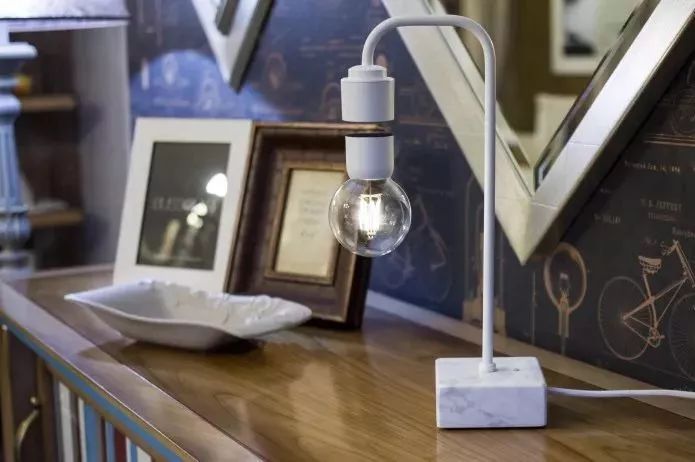 超吸睛！摇摇晃晃的下悬浮灯泡！