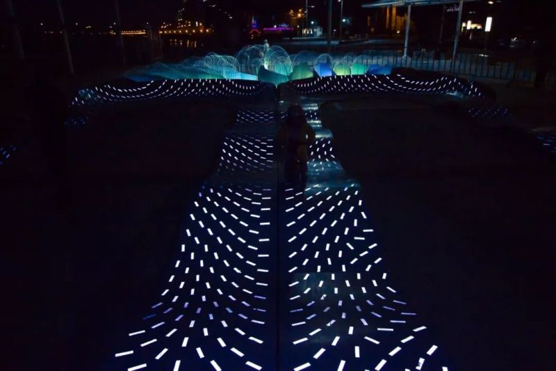 那些从城市中崛起的发光生物装置