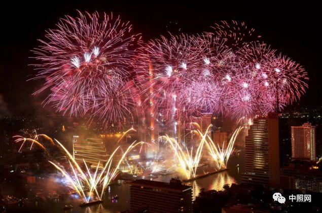 全球各地跨年灯光烟火秀大盘点！