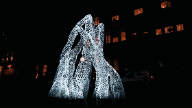 那些从城市中崛起的发光生物装置