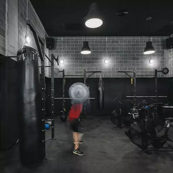 用好灯光，健身房也能恢弘、科幻、幽默中自由游走？