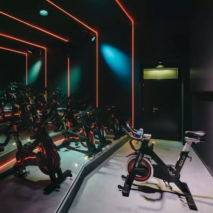 用好灯光，健身房也能恢弘、科幻、幽默中自由游走？