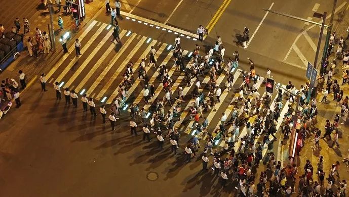 斑马线LED灯？上海LED过街提示系统投入使用