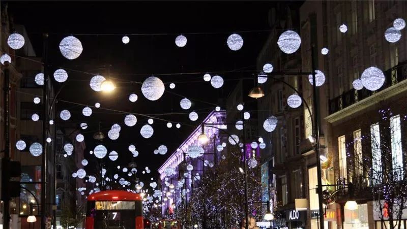 领略异国他乡的灯光风采