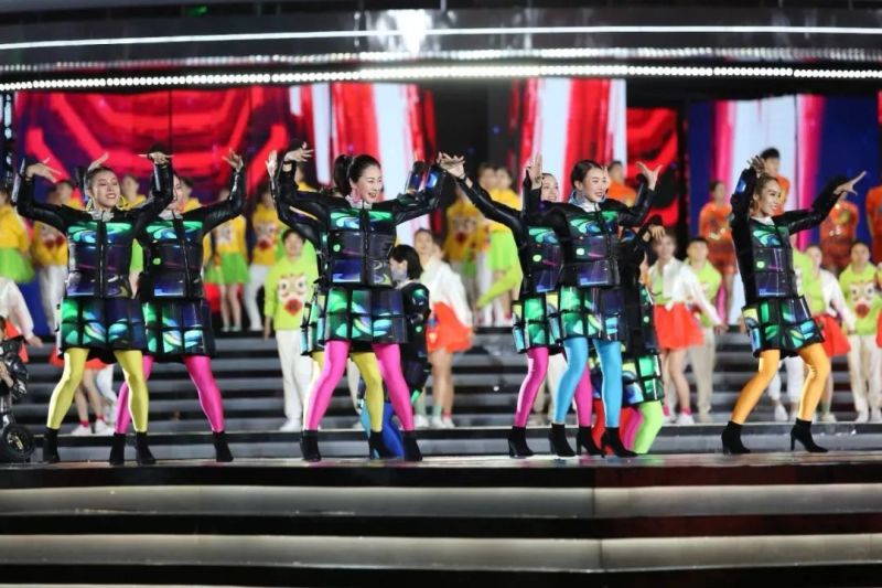 央视春晚37年首次采用柔性屏，“柔衣”舞出好运连连