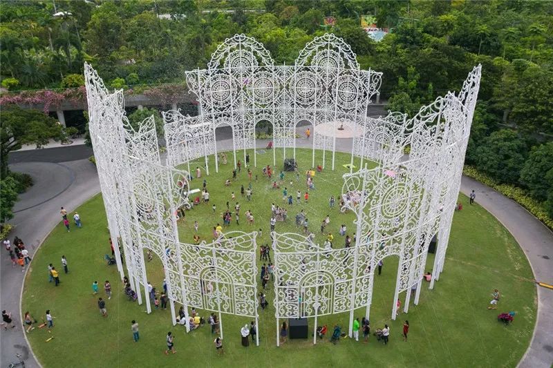 领略异国他乡的灯光风采