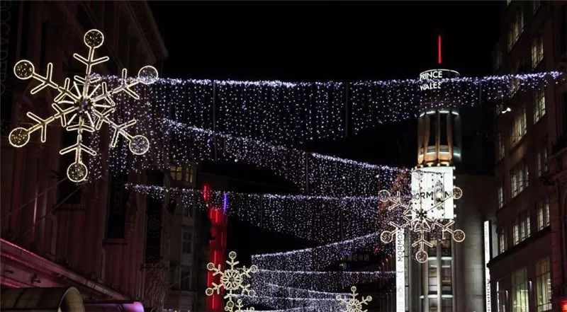 领略异国他乡的灯光风采