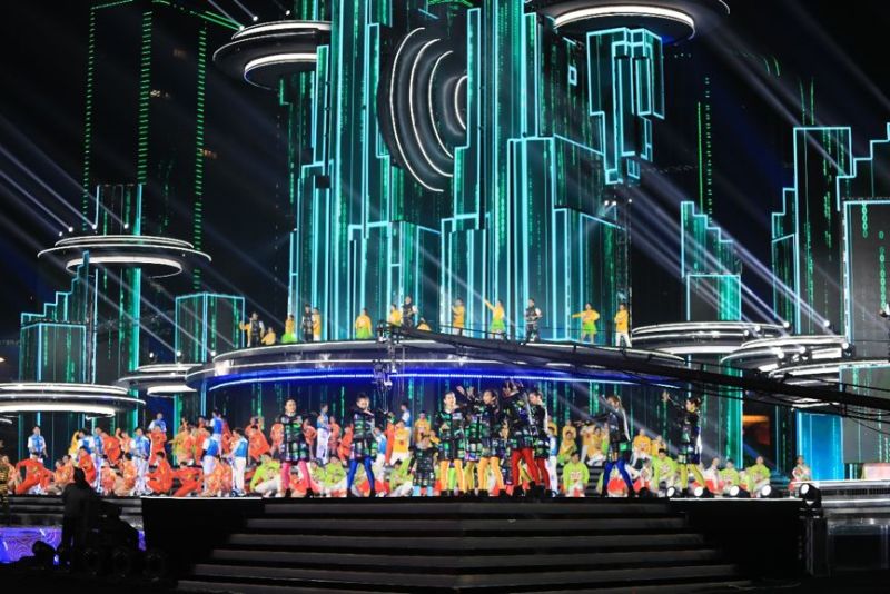 央视春晚37年首次采用柔性屏，“柔衣”舞出好运连连