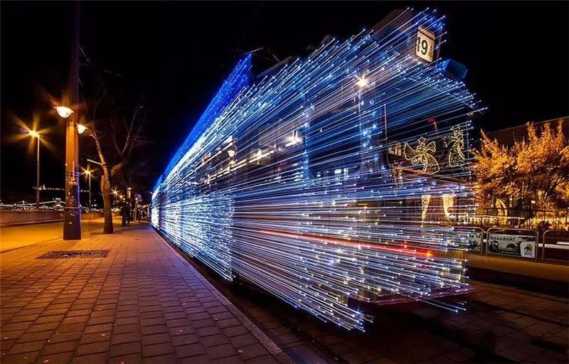 领略异国他乡的灯光风采