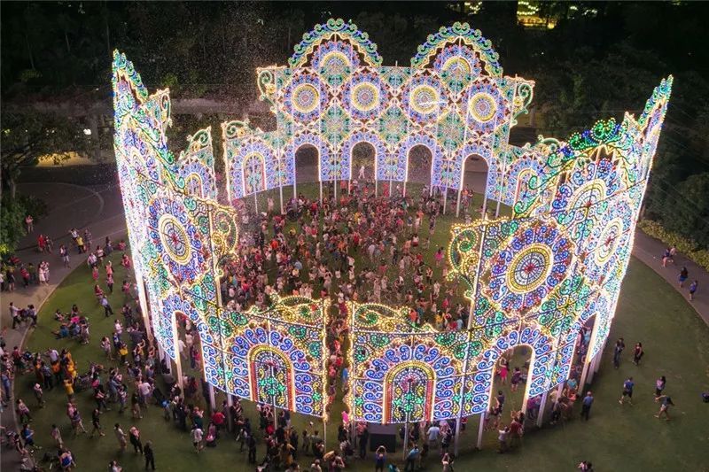 领略异国他乡的灯光风采