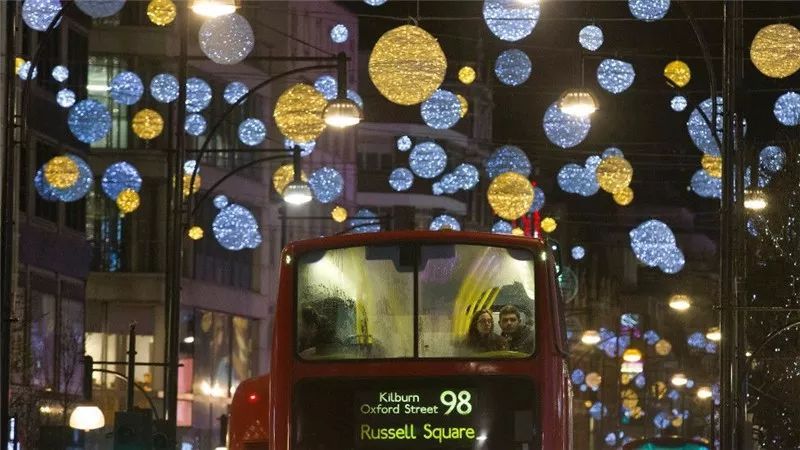 领略异国他乡的灯光风采