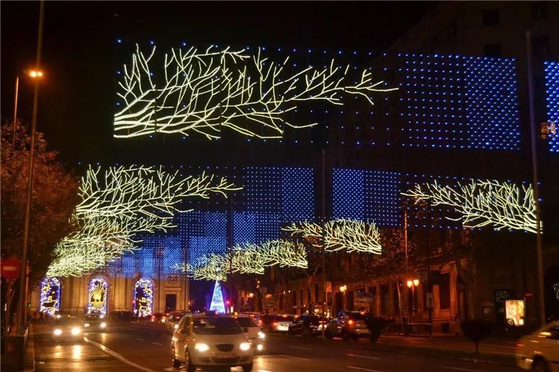 领略异国他乡的灯光风采