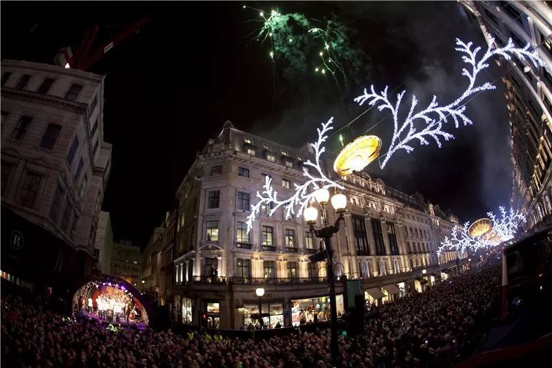 领略异国他乡的灯光风采