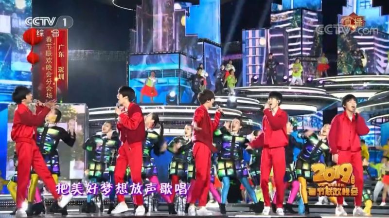 央视春晚37年首次采用柔性屏，“柔衣”舞出好运连连