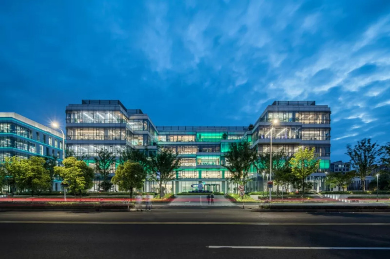 如何践行“以人为本”照明理念？来看看这两处大型办公大楼